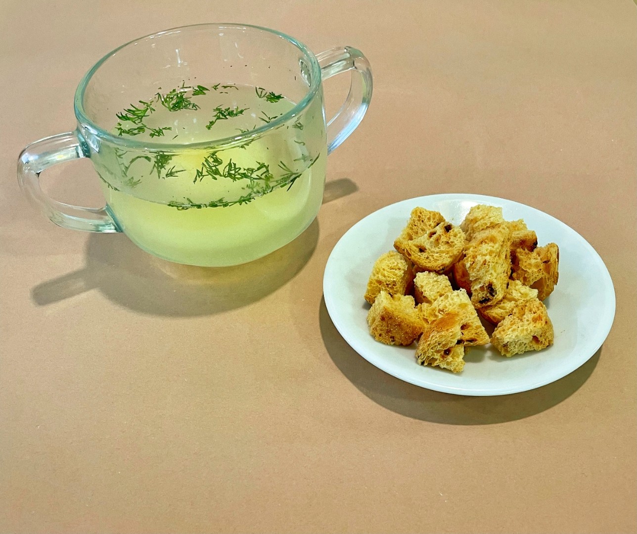 Бульон с яйцом и сухариками Бульон с яйцом и сухариками
