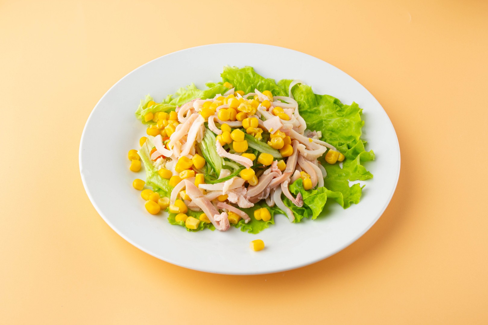 Салат с кальмарами и кукурузой Салат с кальмарами и кукурузой